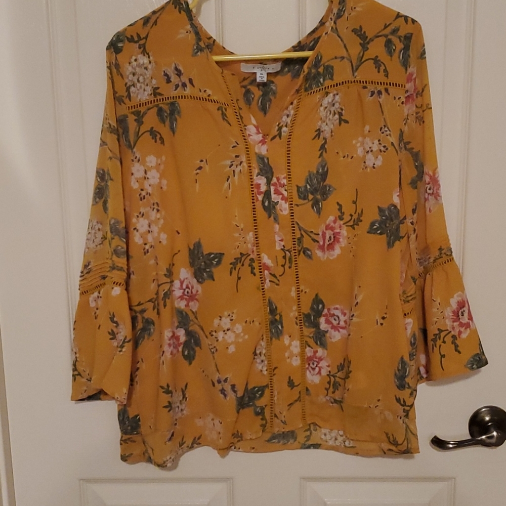 Flowery blouse with ruffled sleeves